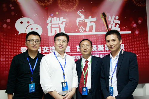 王耀湘(右二)、庞士伟(左二)与《微访谈》栏目组人员合影
