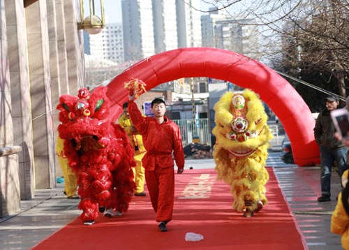 热闹的锣鼓、热情的狮舞,渲染着庆典的气氛,感染了到场的每个人。