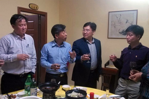 海南区域二级开发总经理王旭东(左二)、海南区域副总经理庞士伟(左三)为大家鼓劲