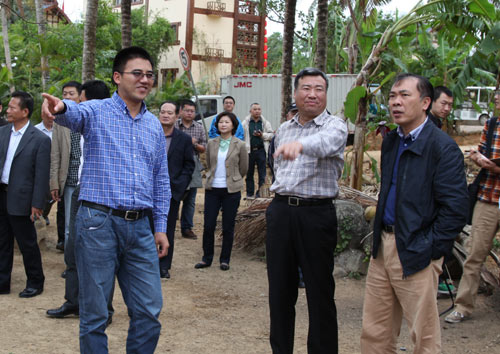 朱允山(右一)考察什进村原来的村民住宅和生活设施