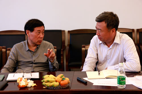 蔡琨(左)会长与海南区域公司董事长宋伦(右)在研讨
