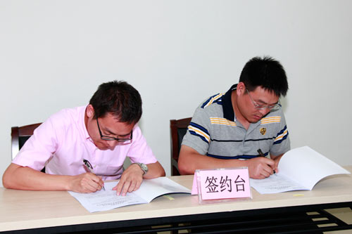 项目总经理张峰(右)与各部门负责人签订责任书