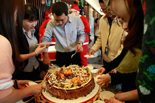 共同分享生日蛋糕