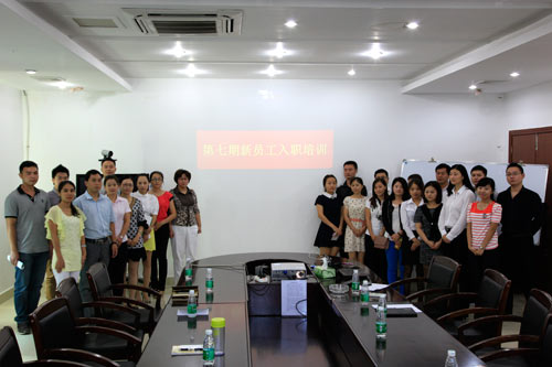 参加培训会的新员工和讲师合影