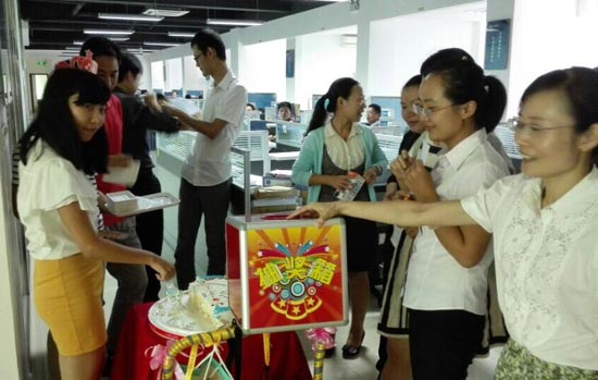 海南区域公司举办八月份员工生日会